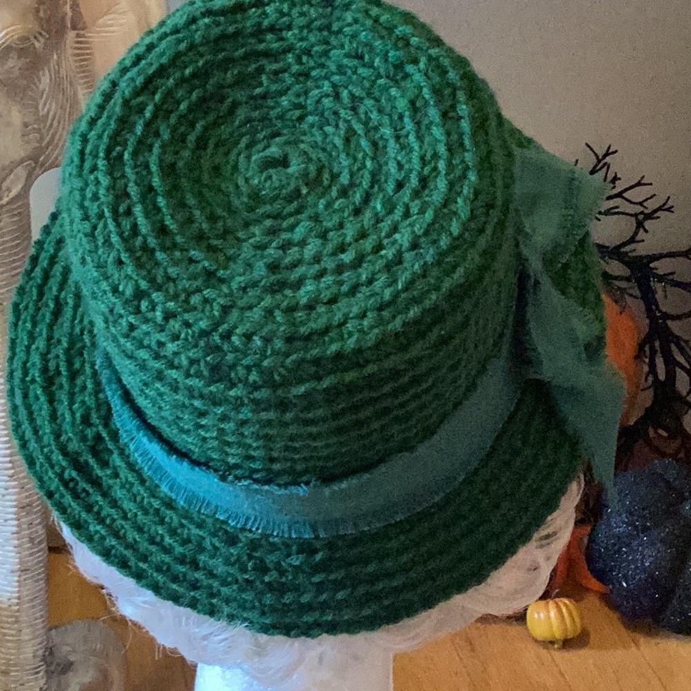 Hunter green hand crafted bucket hat with 2” brim - Picture 4 of 6